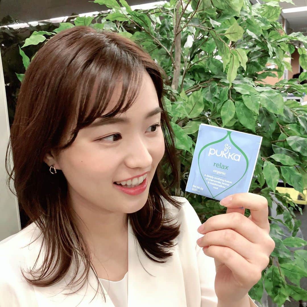 TBS「あさチャン！」のインスタグラム：「☕️ 休日の午後、皆さんどのようにお過ごしですか？😆 ・ 最近、お休みの日はティータイムで 癒されているという篠原アナ☺️ 篠原アナの最近のオススメは 「Pukka(パッカ)」のハーブティー☕️🌿 ハーブティーが苦手な方も試しやすいとか👍🏻✨ ノンカフェインのため、 篠原アナは寝る前に飲むなどして リラックスしているそうですよ🎶 皆さんもおうち時間のお供に 癒しの一杯、いかがでしょうか？🤗 ・ ・ #tbs #あさチャン #アナウンサー #篠原梨菜 #しのりな」
