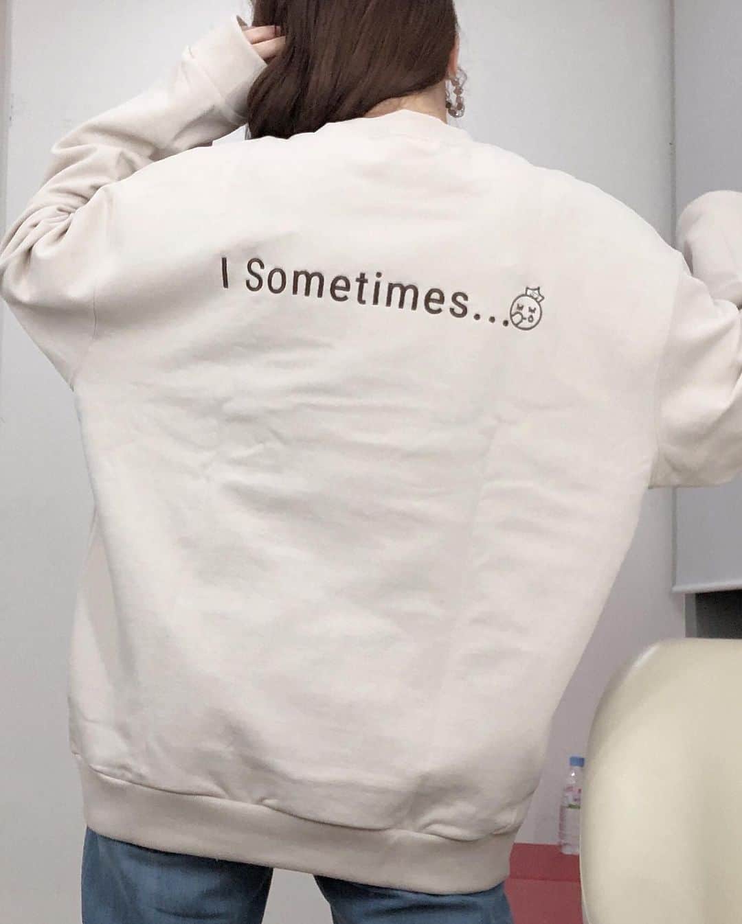 チェヨンのインスタグラム：「쨔쟌~~~~ !!!! I SOMETIMES... 브랜드 런칭했습니다  1탄 "나는  가끔은...맨투맨 티셔츠" 에요.  한정맨투맨이라  수량이  많지  않아요  프로필 상단 사이트로  들어가시면  상세설명  있습니당^^  곧 2탄으로  만나요~~!!!    *기모 없는  안감으로  4계절 용이하고요  신축성도  좋아요 *사이즈는  M,XL 로  커플로  입기 좋아요  *검정과 아이보리 (크림색에 가까워요) 두가지입니다 🥳」