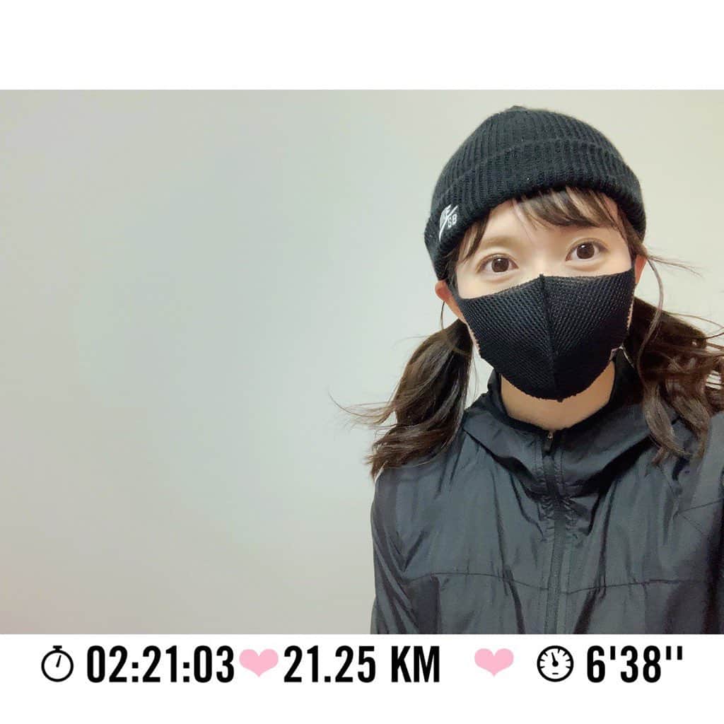 長谷川朋加のインスタグラム：「♡  ✎५⋆*{ 感謝の気持ちは口にする( ˘ ³˘)♥︎ } ୨୧-------------------------------- ୨୧  いつかの怪しげな写真🏃‍♀️  昨夜はびっくりするくらい暖かくて 汗をかきながら心地よくラン🏃‍♀️ 毎日走れて幸せだあ〜(*´꒳`*)  昨日は朝ラン6km夜ラン21km  今日は昼ニュースから担当しますので ぜひご覧くださいませ🎤  今日も楽しく笑顔で🏃‍♀️💓 みなさま、良い1日を♪  ୨୧ -------------------------------- ୨୧ #やりたい事は全部やる #全力前向き前のめり #走るの大好き」