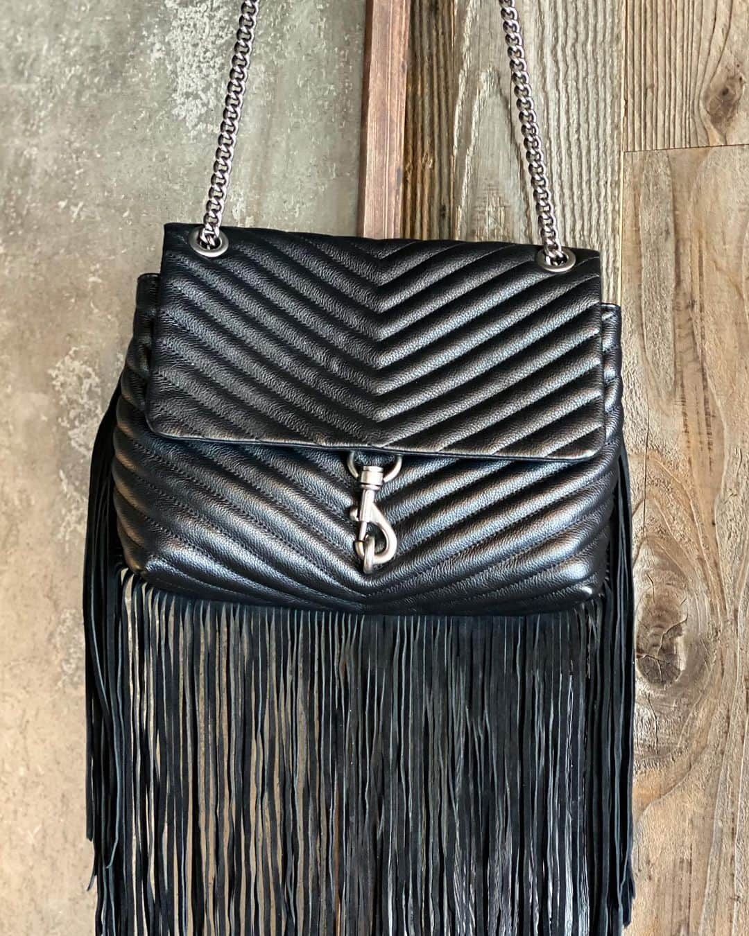 レベッカミンコフさんのインスタグラム写真 - (レベッカミンコフInstagram)「Who doesn’t love some fringe flair? Edie is coming in hot with all the 70’s vibes.   This leather beauty keep your items from being folded and secures them with a signature magnetic dog clip closure.  #edieflapshoulderbag #edieflapshoulderbagwithfringe #rebeccaminkoff」2月23日 6時31分 - rebeccaminkoff