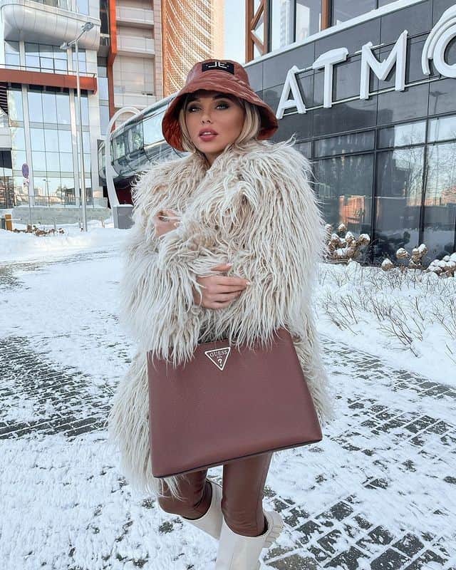のインスタグラム：「cozy cute via @alenagolosnova 💕 #LoveGUESS」