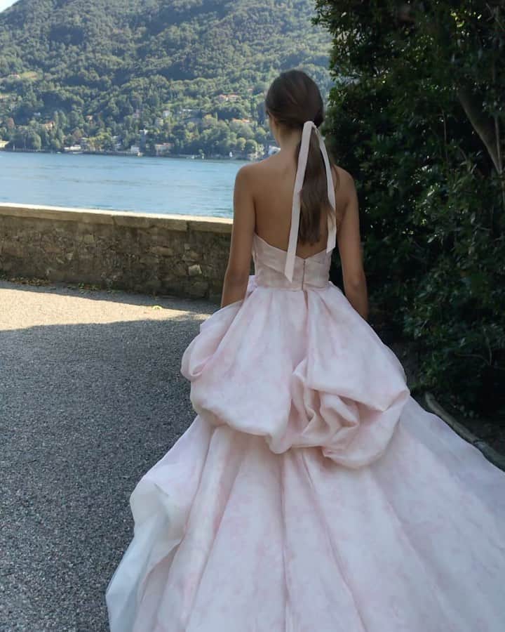 Monique Lhuillierのインスタグラム：「Walking into a busy week! 💗 #moniquelhuillier #mlbride」