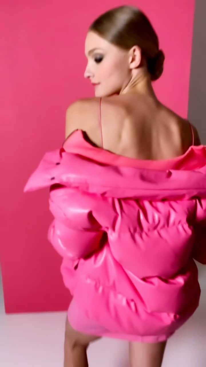 アリス+オリビアのインスタグラム：「I’m a Barbie girl...! (And I love this pink vegan puffer!)」