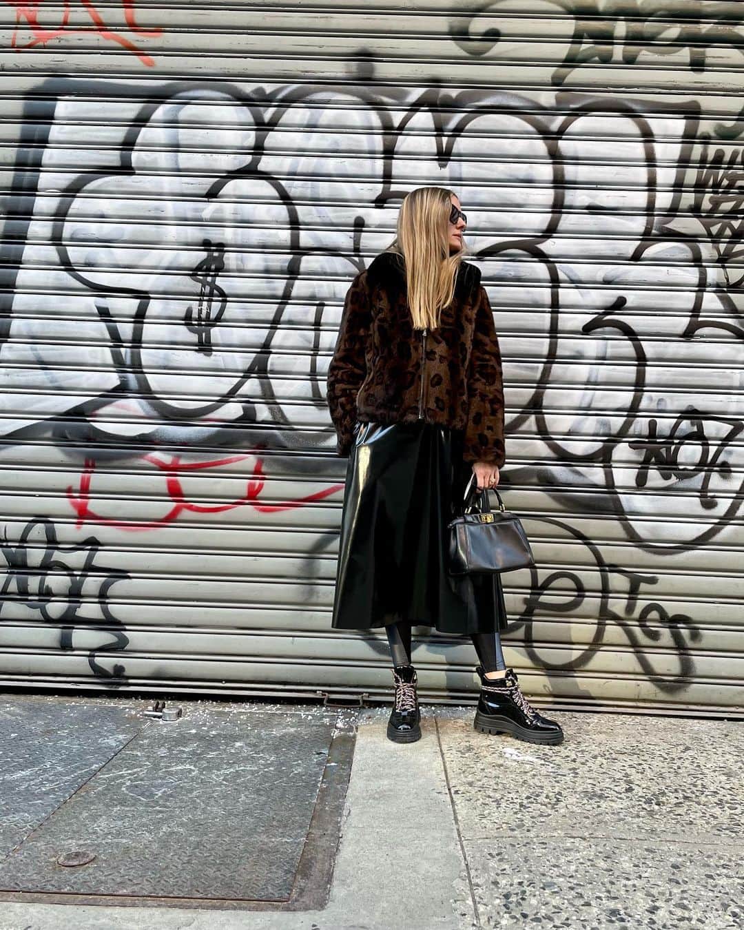 オリヴィア・パレルモのインスタグラム：「Yesterday’s Soho vibes 🤎🖤」
