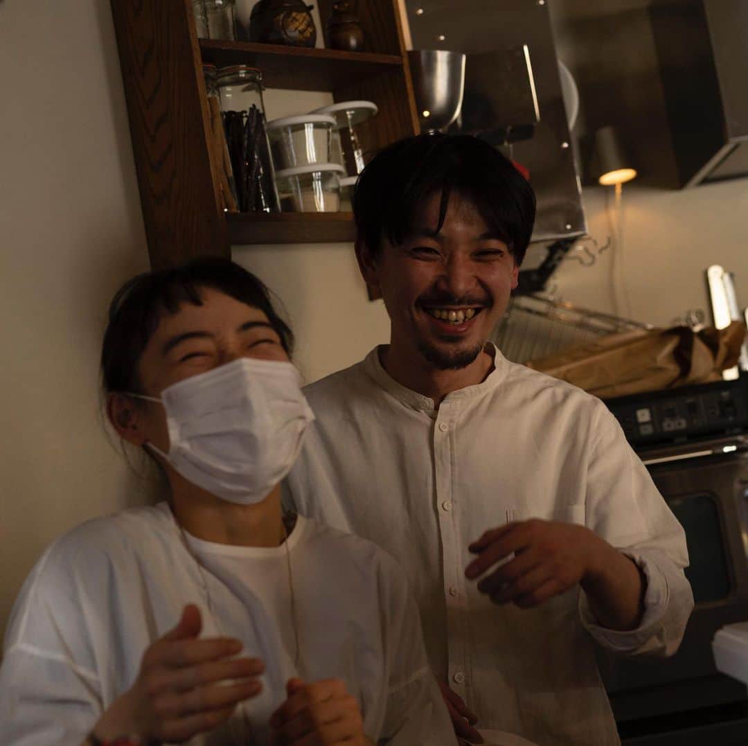 Wakana Babaのインスタグラム：「chez RONA✨ あたらしいお店のプレオープンにちょいとお邪魔のつもりがちょっとだけ長居してしまった。とても気持ちがいい。3月の正式オープンがたのしみであります！ 1.翔太くん、cheruちゃんおめでとうございます！！ 2.3.店長平野さんありがとう！ 4.有子先輩in鏡 5.外観も気持ち良いなあ...」