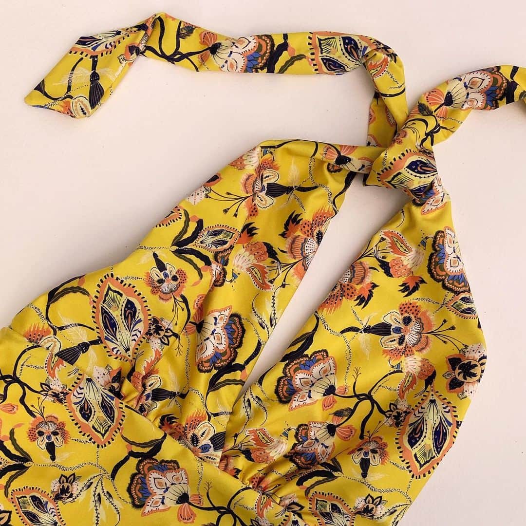オンダデマーのインスタグラム：「Take a look to our new one piece with open back and V-neckline swimsuit!   Slide to see more!  #Kiwayu #NewCollection #SwimWear #BikiniLife #ForeverSunshine #SwimwearFashion #MadeInColombia💛」
