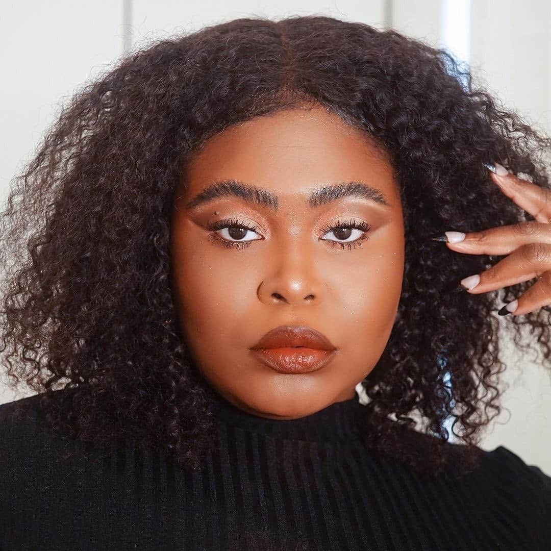 Revlonのインスタグラム：「Peace out, pores! ✌️ Our #PhotoReady #PrimePlus Primer has what it takes to make them disappear.  See for yourself! @hernameisgeorgie used our primer to give her skin that soft-focus effect ✨」