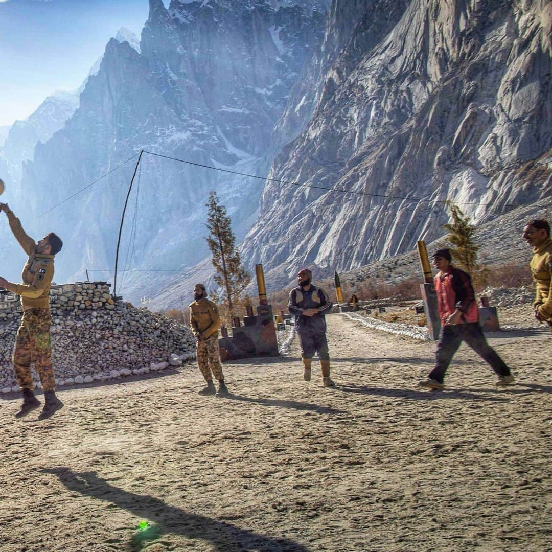 Cory Richardsさんのインスタグラム写真 - (Cory RichardsInstagram)「War Games...Spiking at the front. Image shot #onassignment for @natgeo with @freddiewilkinson covering the ongoing Siachen conflict and life on the highest battle field in the world. Check out this month's issue of the magazine for Freddie's article.  This was the longest project I've ever worked on, beginning in the winter of '10/'11 and now finally, ten years later, in print.」2月23日 7時04分 - coryrichards