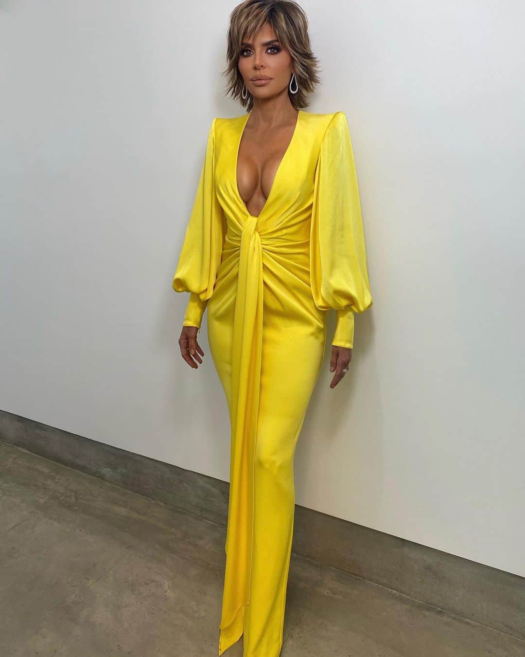 リサ・リナのインスタグラム：「Full Length.  Iconic Hair. 🌼🌼🌼🌼🌼」
