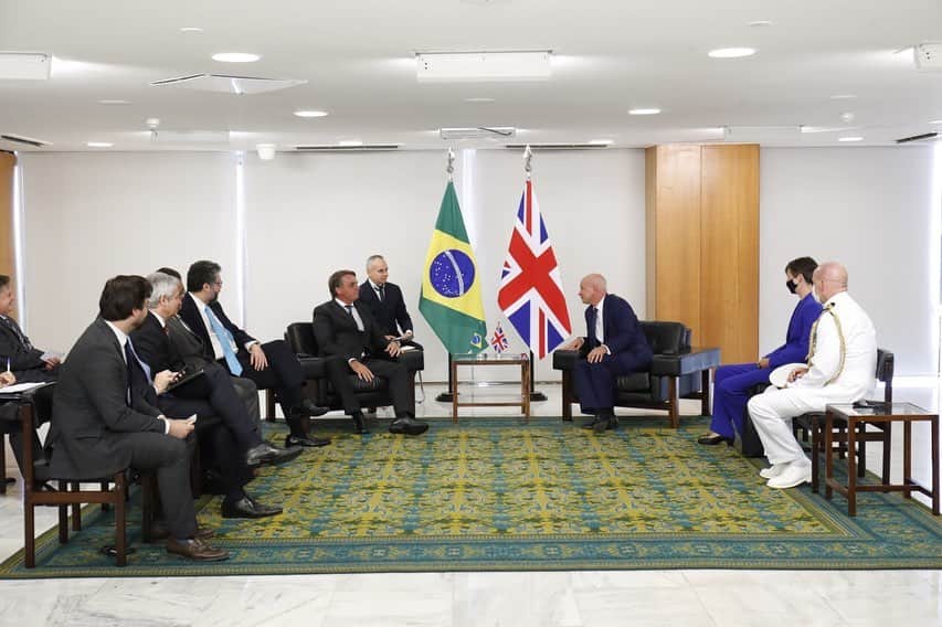 ジルマ・ルセフのインスタグラム：「🇧🇷 O Presidente Jair Bolsonaro recebeu, nesta segunda (22), os embaixadores Rachel Coupaud (Haiti), Patricia Garcia (República Dominicana), Peter Wilson CMG (Reino Unido), Mbapeua Muvangua (Namíbia) e Wellington Mavimbela (África do Sul), na entrega de cartas credenciais.  A carta credencial é uma carta formal enviada de um Chefe de Estado para outro, que formaliza o envio de um novo embaixador do país de origem ao país de acolhimento.  📷: Isac Nóbrega/PR e Alan Santos/PR」
