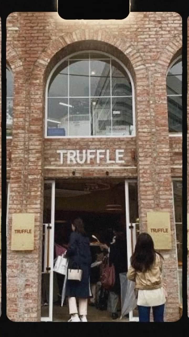 日下裕江のインスタグラム：「TRUFFLE BAKERY  木村拓哉さんや 芸能人の方が差し入れに よく利用すると話題の  「トリュフベーカリー」  広尾店にもOpen したから行ってみた♡  そしたら 外まで長い列…  高級食材のトリュフが こんな身近な感じで 食べれるの嬉しい♡  truffle好きにはたまらん♡♡♡  特に下調べせずに 気になるものを購入したら、 人気ランキングBest 3 全てのパン買ってた🥐  黒トリュフたまごサンドと 白トリュフの塩パン  美味すぎてビックリ‼︎ いやほんとこれはヤバい‼︎ ハマりました‼︎ (基本truffle食べるとテンション上がるけどw)  もう又食べたい♡  ３位のチョコクロワッサンは 友達にあげちゃったから 分かんないけど、  ゴルゴンゾーラクルミパンも やばうま🤭だった✨  全種類制覇したい〜💕  @trufflebakery  #trufflebakery #truffle #bakery  #トリュフベーカリー #トリュフ #パン #パン屋さん #絶品グルメ #yum」