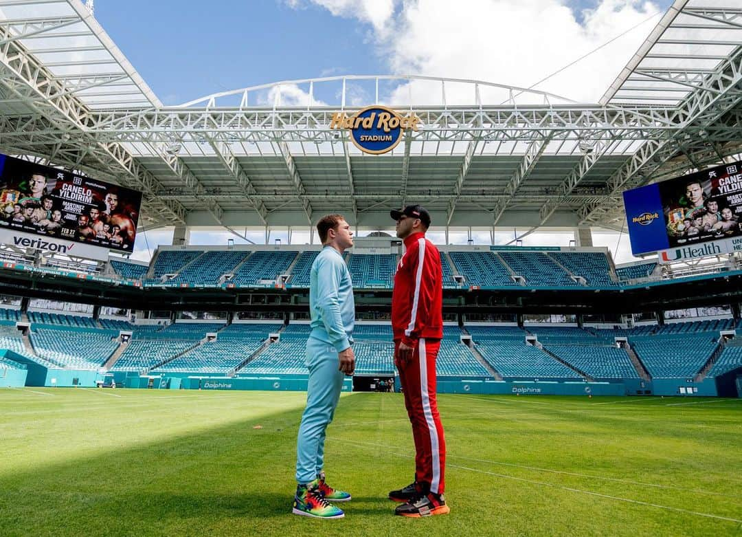 サウル・アルバレスさんのインスタグラム写真 - (サウル・アルバレスInstagram)「🇲🇽 Arrancamos #FightWeek conociendo el @hardrockstadium 🏟️🐬 Gracias por el recibimiento @miamidolphins, me siento feliz de estar aquí.  🇺🇸 Starting #FightWeek visiting the @hardrockstadium 🏟️🐬 Thanks for welcoming me @miamidolphins, I'm glad to be here. #CaneloYildirim」2月23日 7時10分 - canelo