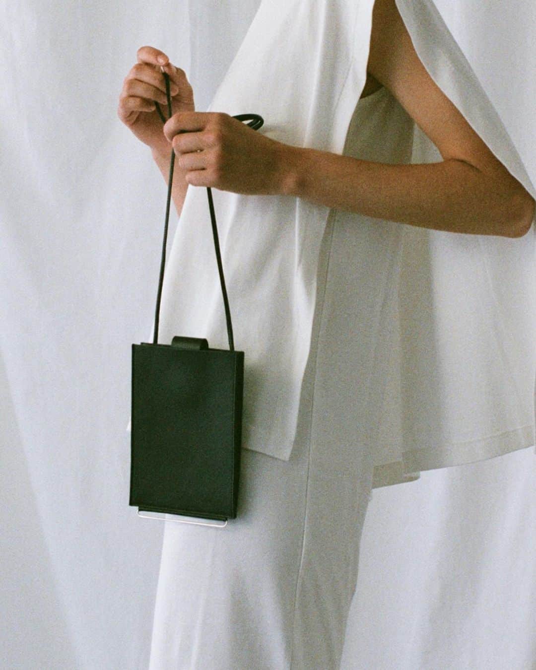 RIM.ARK（リムアーク）さんのインスタグラム写真 - (RIM.ARK（リムアーク）Instagram)「新宿ルミネリニューアルオープン 2/25先行発売 ____ㅤㅤㅤㅤㅤㅤㅤㅤㅤㅤㅤㅤㅤ﻿  Leather mini shoulder bag ¥14,300 (taxin) black.ivory.green  green / 新宿ルミネ.online限定発売 ____  その他店舗、onlineでは3/3発売予定 ﻿ online am10:00 start ____﻿  ㅤㅤㅤㅤㅤㅤㅤㅤㅤㅤㅤㅤㅤ﻿ #RIMARK#リムアーク﻿ #2021SSRIMARK﻿ #RIMARK_Leatherminishoulderbag」2月23日 7時11分 - rim.ark