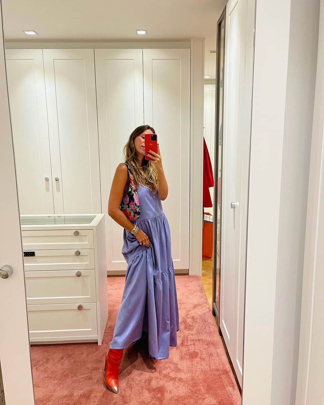のインスタグラム：「Segundona e a gente tá como? Colorida 🌈 @bynv, bota @isabelmarant, bolsa @gucci」