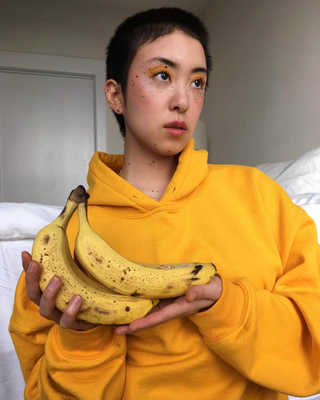 アリサ・カノウのインスタグラム：「OK i thought this hoodie and makeup were going to match the bananas but they didn’t. is my hoodie orange or yellow? am i losing my mind?? 🍌🍌🍌」