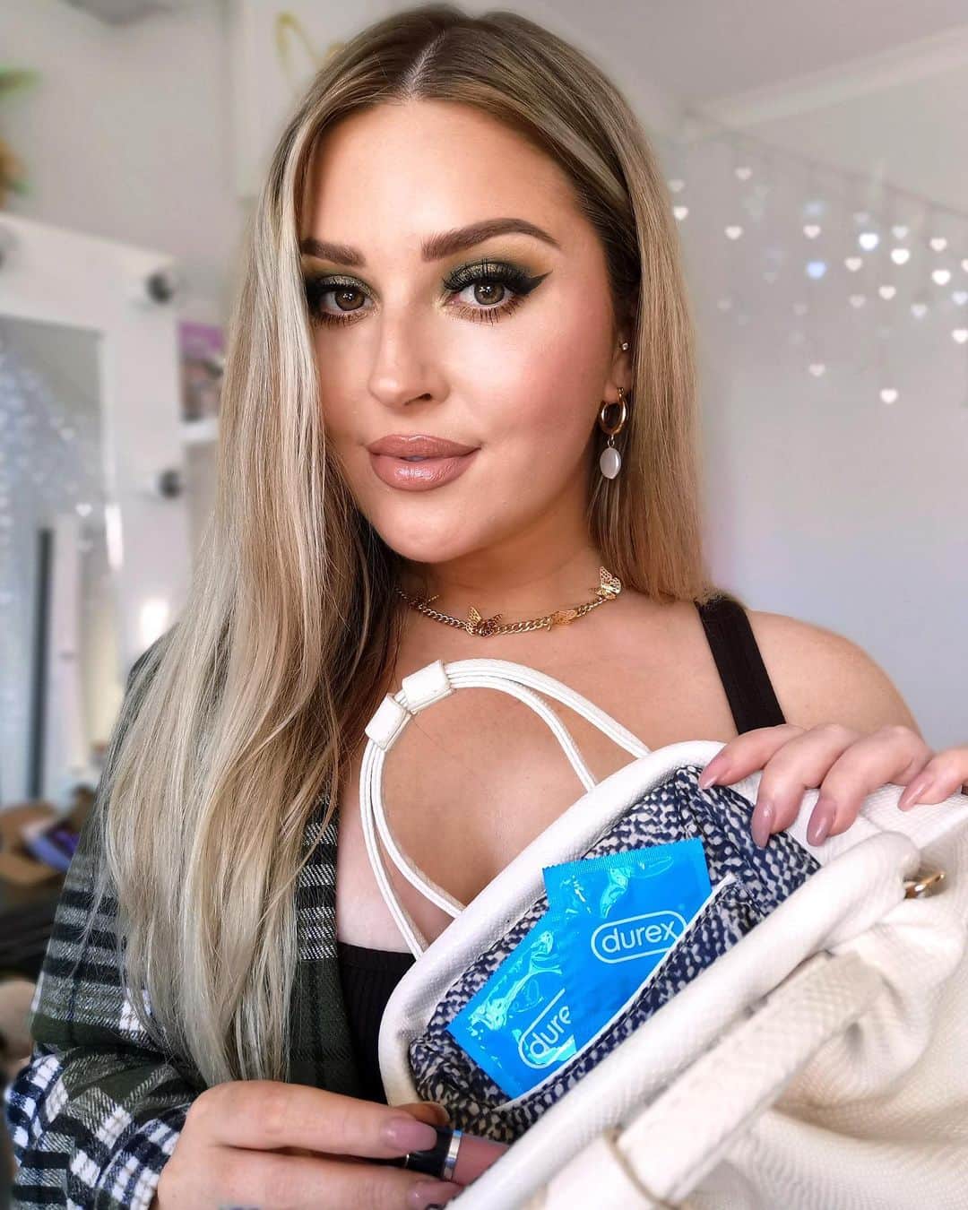 Shannonのインスタグラム：「#AD | What do you carry in your bag? 💓 When it comes to health and sexual health, you shouldn't compromise on owning your personal choices and you should feel empowered to speak up about what you need! ☀️ New Zealand has one of the lowest rates of condom use globally and I want to encourage New Zealanders to own their sexual health 🦋  Remember, you are entitled to safe sex. You are entitled to say yes or no. You are entitled to change your mind. You are entitled to ask your partner to use a condom, or to feel confident in using one yourself! 🥰 #carryacondom 💬 Always read the label. Use only as directed. Reckitt Benckiser, Auckland. TAPS DA 2007AB.」