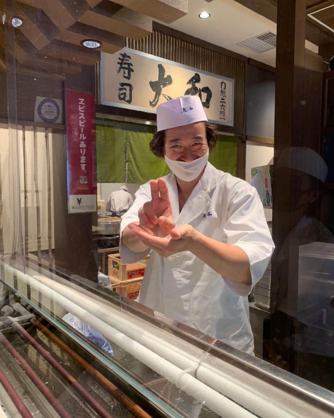 高道さんのインスタグラム写真 - (高道Instagram)「【誰が覗いてんねん！誰が握ってんねん！】﻿ ﻿ お茶出しが職人の握りを偉そうに覗くな！﻿ スケベ寿司始めたんか？って思うぐらいのきっしょい笑い方やで！﻿ ﻿ #豊洲市場 #大和寿司 #ダイワンダフル﻿ ﻿ #お笑い #芸人 #みんなのたかみち #切ない瞬間 #帰ったん？ #わらたま #プリンセス金魚 #宣伝バイク #子ども向け #おうた #チンヨウコウ #少女漫画 #パラスポーツ #豊洲市場 #高校野球 #バースデーマン #神社 #狛犬 #メガボッツ #オーバーオール #パーマ﻿ ﻿」2月23日 7時28分 - minnanotakamichi