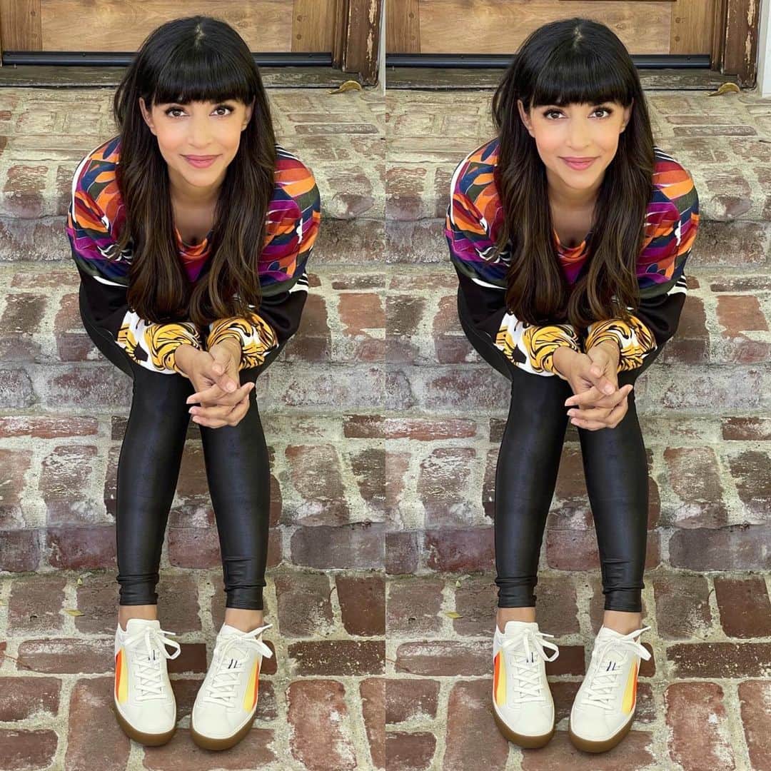 ハンナ・シモンのインスタグラム：「Listen to me. I have resisted as long as humanly possible. But I am not a capable of not posting this photo of me in my banana sweatshirt and my sunrise sneakers. I was hoping to wear them out in the world and casually saunter around and have someone say oh cute sweatshirt/ shoes and I would get a lil boost of ooooh thank you but since this pandemic continues to rage imma just put this photo up here because issa whole new world people 🍌 🌅」