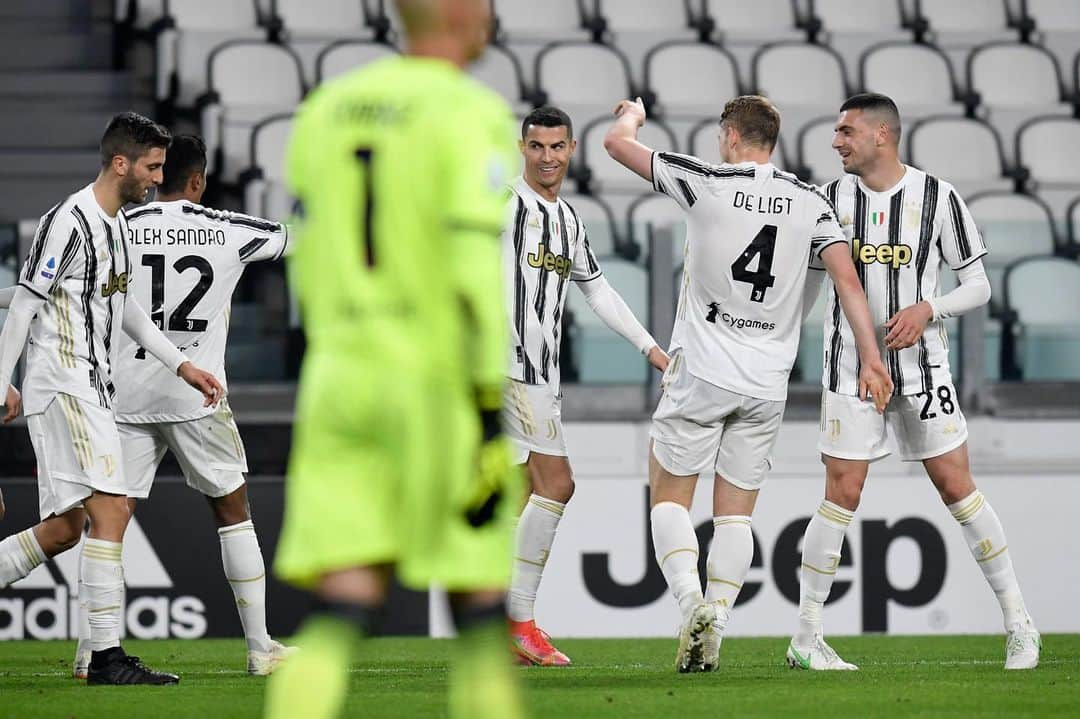 マタイス・デ・リフトのインスタグラム：「A win that we needed! 👊🏻⚪⚫ #ForzaJuve」