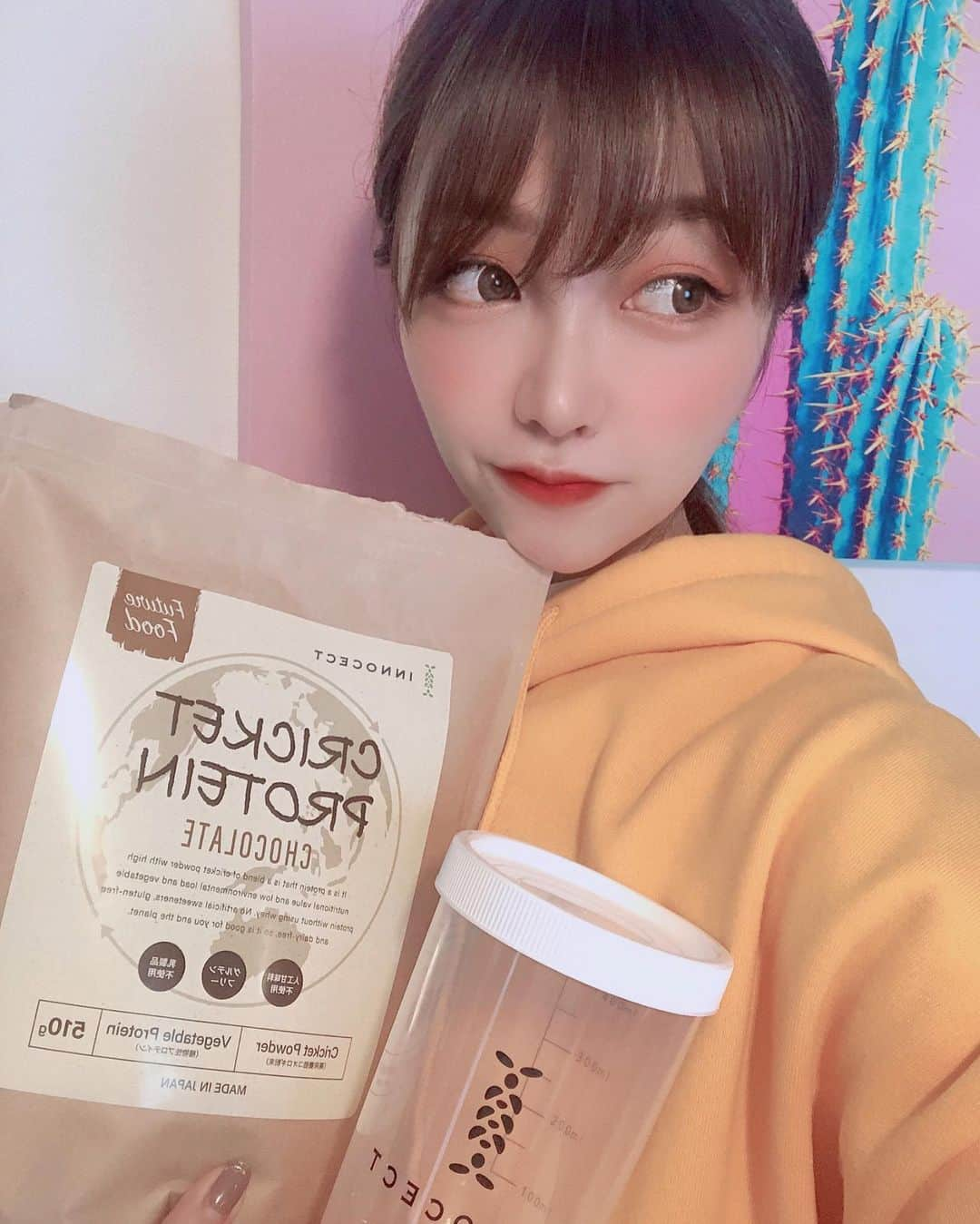 サヤカさんのインスタグラム写真 - (サヤカInstagram)「. 最近届いた @innocect_jp クリケットプロテイン😋 コオロギとえんどうまめタンパクを、主成分としているよ😝  今までホエイやソイ、ライスプロテインなど色々試したことがあるけど コオロギのタンパク質を使用したクリケットプロテインというのは初めて❣️  コオロギはオメガ3やビタミン、ミネラル亜鉛なども豊富に含んでいて、 しかも100gあたりのタンパク質含有量は3倍もあるらしい🧐  味もココア味で全然飲みにくくない☺️！！  【栄養成分表示　1食30gあたり】 エネルギー119kcal/ たんぱく質20.6g / 脂質2.6g / 炭水化物3.5g / 食塩相当量0.7g ビタミンB2 0.08mg / ビタミンB12 0.75mg / カルシウム4.29mg / 鉄0.30  製造過程においても、 環境にも体にも優しいんです☺️  サスティナブルライフってワードをよく耳にするようになったいまの時代、こういった環境に配慮したプロテインはとっても素敵ですね😆❣️  気になる方はチェックしてみてね❤️ https://innocect.com/  #クリケットプロテイン #サスティナブルな暮らし #サスティナブルライフ」2月23日 7時35分 - saya._.workout