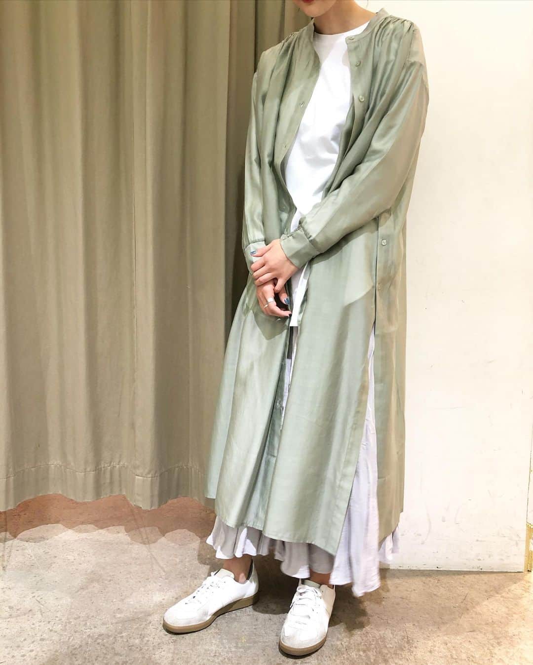 GATHER yamatoのインスタグラム：「くすみパステルandシアー素材。 シャツワンピだとこんなに こなれカジュアルに。 一枚で旬を語れるシャツワンピです。 春になりました。 顔まわりを明るく 前を向いていきましょう♪ _________________________  シアーシャツワンピ 3色展開 #donamarie 11000円税込  #まめっちカジュアル #まめっちコーデ #2021springcollection」