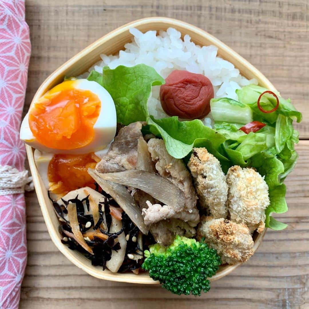 aya*** のインスタグラム：「﻿ 2021.2.23 Tuesday﻿ ﻿ ﻿ おはようございます😊﻿ ﻿ ﻿ #今日のお弁当 🍱﻿ ○豚こま牛蒡のしぐれ煮﻿ ○味玉﻿ ○スナップエンドウのフライ﻿ ○ひじきとレンコンのきんぴら﻿ ○ごはんと白菜の浅漬け﻿ (スナップエンドウは @tabechoku さんのお野菜です)﻿ ﻿ スナップエンドウはフライ衣をつけたらレコルト エアーオーブンへ。﻿ ヘルシー美味しい最高👍🏻😂﻿ ﻿ ﻿ ﻿ 今日は天皇陛下のお誕生日やけど私は出勤日〜﻿ さてとぼちぼち行ってこー﻿ ﻿ ﻿ ﻿ #食べチョク#食べチョクアンバサダー﻿ #八代目儀兵衛#フーディーテーブル#おうちごはんlover#お弁当 #お弁当記録#お昼ごはん#昼ごはん #ランチ#料理#常備菜#作り置き#おべんとう#弁当#曲げわっぱ#わっぱ#日々#暮らし#キナリノ#一人暮らし#locari#マカロニメイト#てづくりおべんと365#oben365#IGersJP#locari#japanesefood#foodpic#aya_ayaOben」