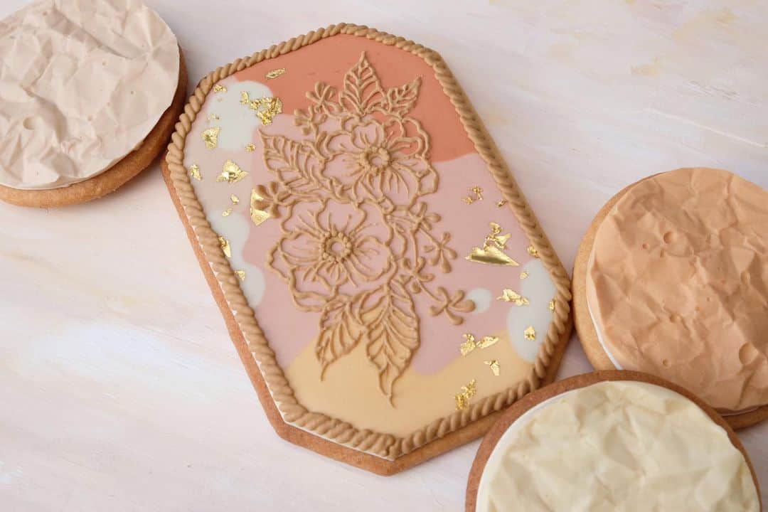 KUNIKAのインスタグラム：「Boho flower cookie with gold leaf.🏹  #artofkunika」