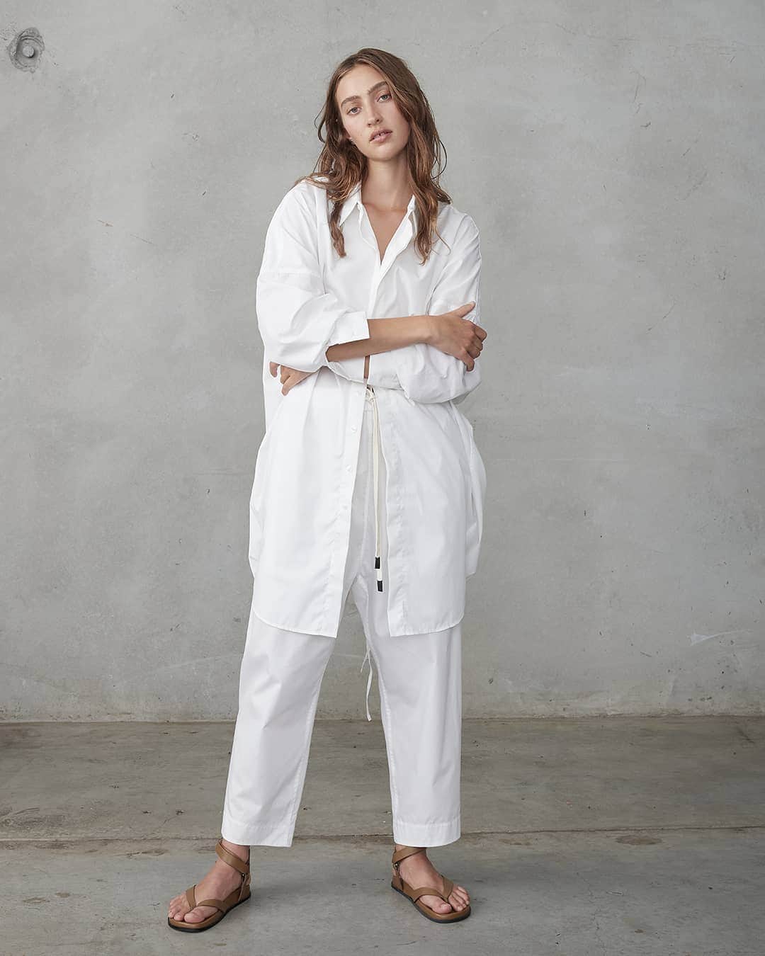 ベイシークのインスタグラム：「crisp whites. ​ ​the cotton circle shirt dress and cotton poplin long rise pant. style with the wrapped leather sandal for an effortless everyday look. ​ ​#bassike」