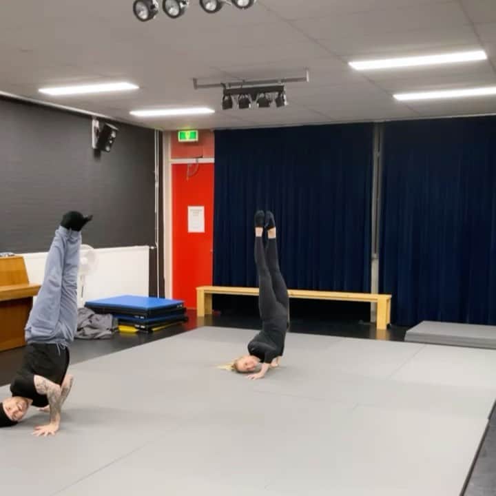 リーケ・ウェイファースのインスタグラム：「Every now and Den(den) I feel very blessed to have the chance to meet and work with such special people who inspire me, help me, and support me to reach the next level. I keep working hard for this to grow towards the dreams I set for myself and I love this process of creating big things 🙌🏼 I feel so thankful to have met Denden, amazing dancer, choreographer and artist. We are working on a new masterpiece 💃🏼 So excited to learn from you  and create something special for this year together!✨ @every.now.and.denden   🙏🏼🙏🏼🙏🏼🙏🏼🙏🏼 Swipe to watch his amazing solo, on the same music I danced in my last choreo! (Ludovico Einaudi - Experience) I mean you should see it (feel it). Even without eye contact he can touch your soul with this piece of beautiful art ✨🙏🏼😌➡️」