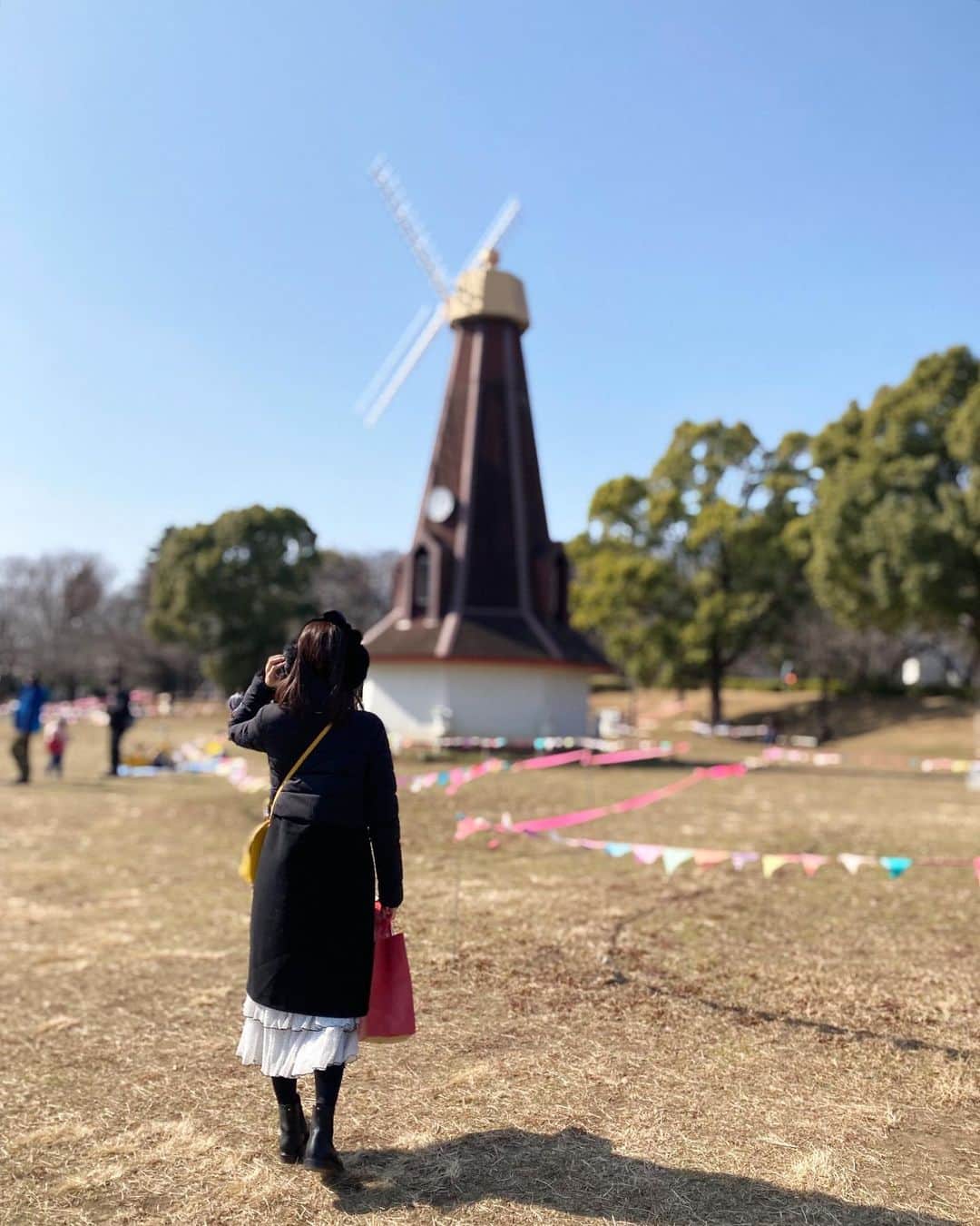 KAORI.OMURA 大村香織さんのインスタグラム写真 - (KAORI.OMURA 大村香織Instagram)「おはようございます☺︎ たまにに公園とか行くとほっこりしちゃうね☺︎ ・　 今朝は花粉でくしゃみ🤧が止まりません。😂 ・ みなさま、良い休日を☺︎ ・　　 一つ前の投稿、たくさんお祝いコメントありがとうございます！少しづつお返事させていただきます🙇‍♀️ ・  #おはよう#公園#park#公園フォト #公園コーデ #アラフォー#アラフォーライフ#ダウンジャケット #ヘルノ#helno#パン　#バケットは撮影用#イヤーマフ#バケット#holiday#」2月23日 7時43分 - kaori.omura