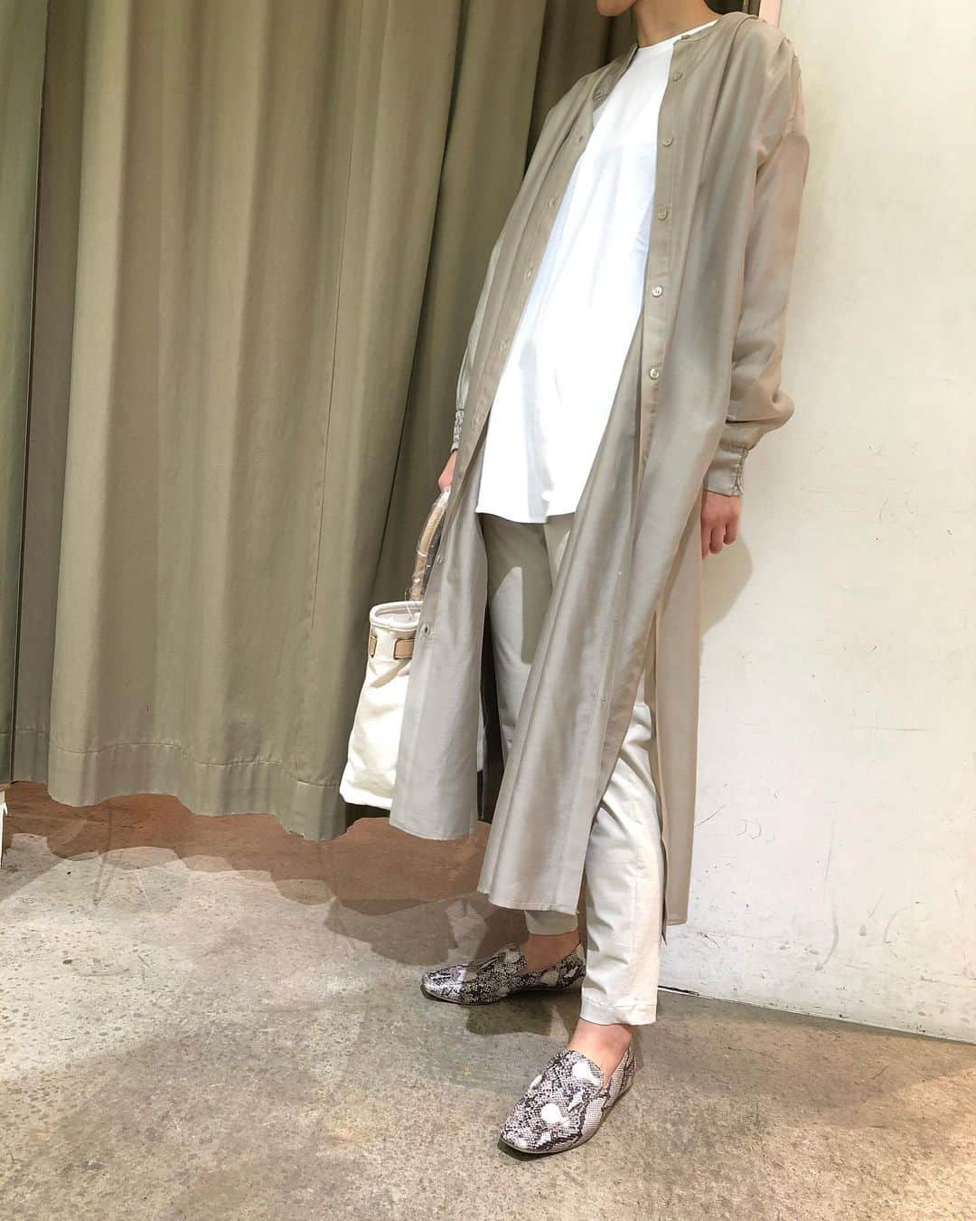 GATHER yamatoのインスタグラム：「シアー素材のワントーンコーデ。 シャツワンピだとこんなに こなれカジュアルに。 一枚で旬を語れるシャツワンピです。 春になりました。 顔まわりを明るく 前を向いていきましょう♪ _________________________  シアーシャツワンピ 3色展開 #donamarie 11000円税込  ローファー #evol  5940円税込  #まめっちカジュアル #まめっちコーデ #2021springcollection」