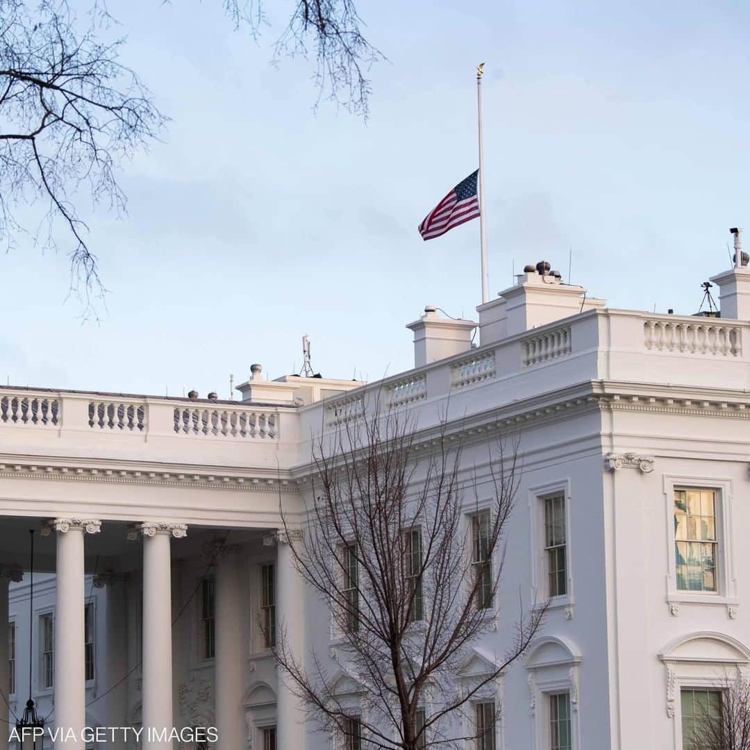 ABC Newsさんのインスタグラム写真 - (ABC NewsInstagram)「The American flag is seen after being lowered to half-staff over the White House in honor of the more than 500,000 lives lost to coronavirus in the United States.」2月23日 7時46分 - abcnews