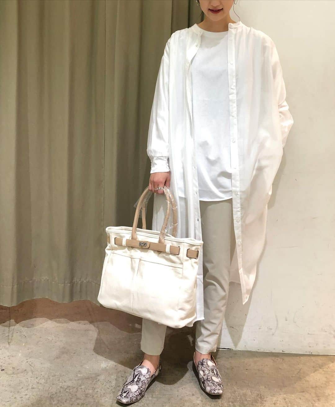 GATHER yamatoのインスタグラム：「シャツの色だけ変えた ヴァージョン。 くすみパステルandシアー素材。 シャツワンピだとこんなに こなれカジュアルに。 一枚で旬を語れるシャツワンピです。 春になりました。 顔まわりを明るく 前を向いていきましょう♪ _________________________  シアーシャツワンピ 3色展開 #donamarie 11000円税込  #まめっちカジュアル #まめっちコーデ #2021springcollection」