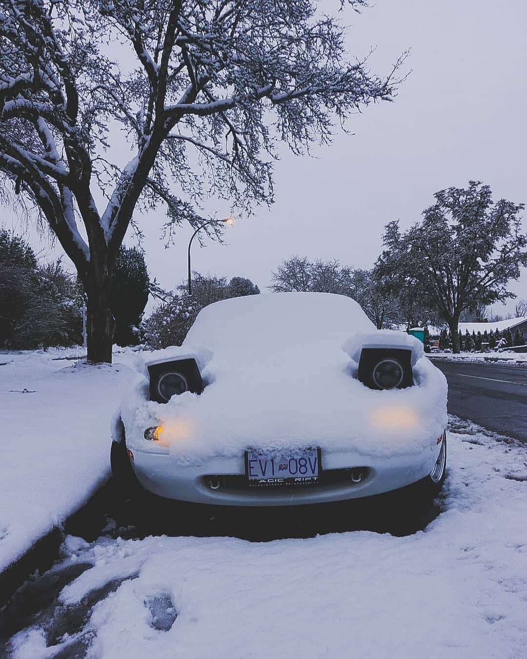 MAZDA Canadaのインスタグラム：「Bring on the snow. Happy #miatamonday 📸: @mrjaykadodii」