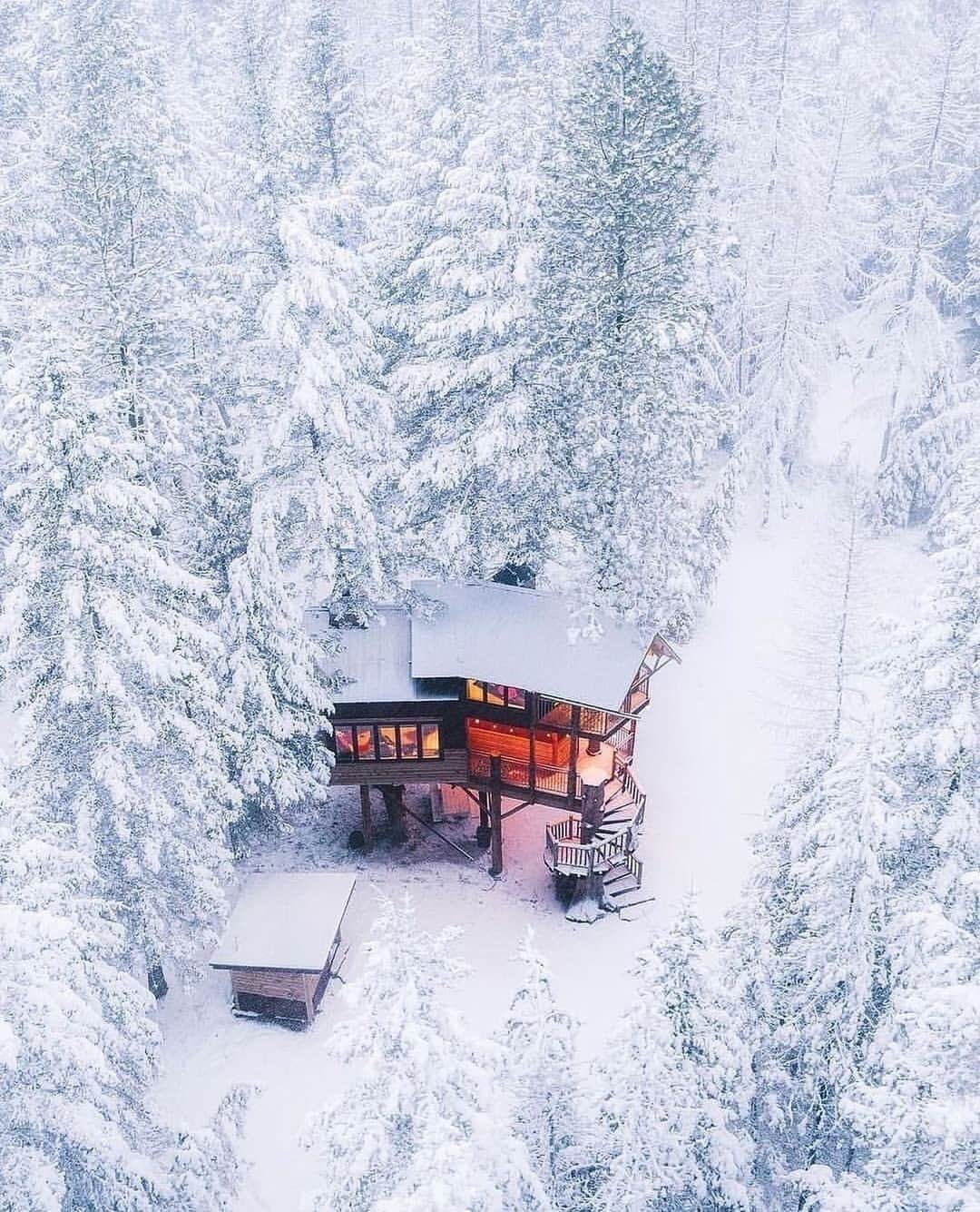 2.8 Milllon CAKESTERS!のインスタグラム：「Follow @top_luxuries and explore amazing locations and luxuries from around the world!⁠ .⁠ .⁠ A Black A-frame 🎥 by @cfunk44」
