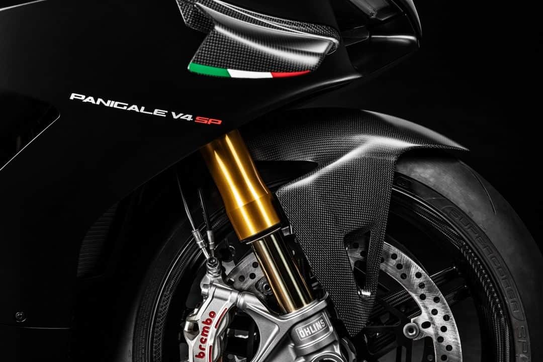 Ducati Japanさんのインスタグラム写真 - (Ducati JapanInstagram)「ドゥカティ851で初めて導入された伝統的な「SP(Sport Production)」のイニシャルが復活。  2021年、パニガーレV4 SPを導入して、パニガーレ・ファミリーのラインナップを拡充します。“ウィンターテスト”カラーは、パニガーレV4 SPの最大の特徴の一つです。MotoGPやスーパーバイク世界選手権（SBK）のプレシーズン・テストで使用されるカラーリングからヒントを得たものです。 パニガーレV4 SPの外観はいかがですか？  パニガーレ V4 SPの詳細はプロフィール( @ducatijapan )のリンクよりドゥカティ ジャパンのサイトをご覧ください。  #ドゥカティいいじゃん #パニガーレV4 #パニガーレV4SP #ツアラー #バイク #バイクのある生活 #バイクのある風景 #motorcycle #bike #ツーリング」2月23日 8時00分 - ducatijapan