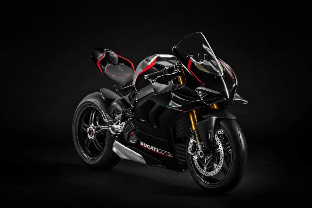Ducati Japanさんのインスタグラム写真 - (Ducati JapanInstagram)「ドゥカティ851で初めて導入された伝統的な「SP(Sport Production)」のイニシャルが復活。  2021年、パニガーレV4 SPを導入して、パニガーレ・ファミリーのラインナップを拡充します。“ウィンターテスト”カラーは、パニガーレV4 SPの最大の特徴の一つです。MotoGPやスーパーバイク世界選手権（SBK）のプレシーズン・テストで使用されるカラーリングからヒントを得たものです。 パニガーレV4 SPの外観はいかがですか？  パニガーレ V4 SPの詳細はプロフィール( @ducatijapan )のリンクよりドゥカティ ジャパンのサイトをご覧ください。  #ドゥカティいいじゃん #パニガーレV4 #パニガーレV4SP #ツアラー #バイク #バイクのある生活 #バイクのある風景 #motorcycle #bike #ツーリング」2月23日 8時00分 - ducatijapan