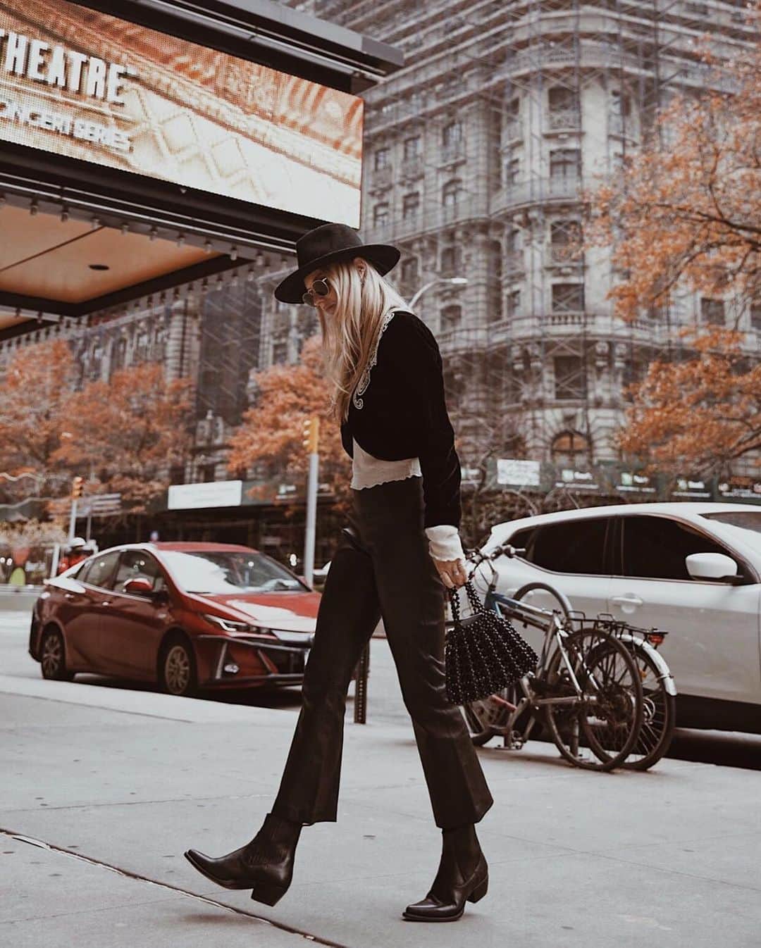 のインスタグラム：「@heleneisfor wears one of our most-loved boots, the Sacha Chelsea. #InMyFRYE」