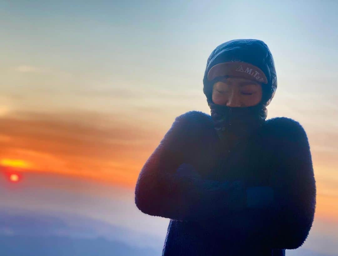 のインスタグラム：「おはようございます✨✨✨  早起きしたからこそ、歩いたからこそ出会える景色☺️  ☀️  #おはよう #朝陽 #朝日 #嬉しい #in #山 #mountain #Love #outdoor #アウトドア #感謝 #ありがとう #登山 #ザック #シューズ #ダウン #サロモン #salomon #大自然 #空気 #美味しい #power #charge #元気 #clear #⛰ #🏔 #👟 #☀️ #❤️」