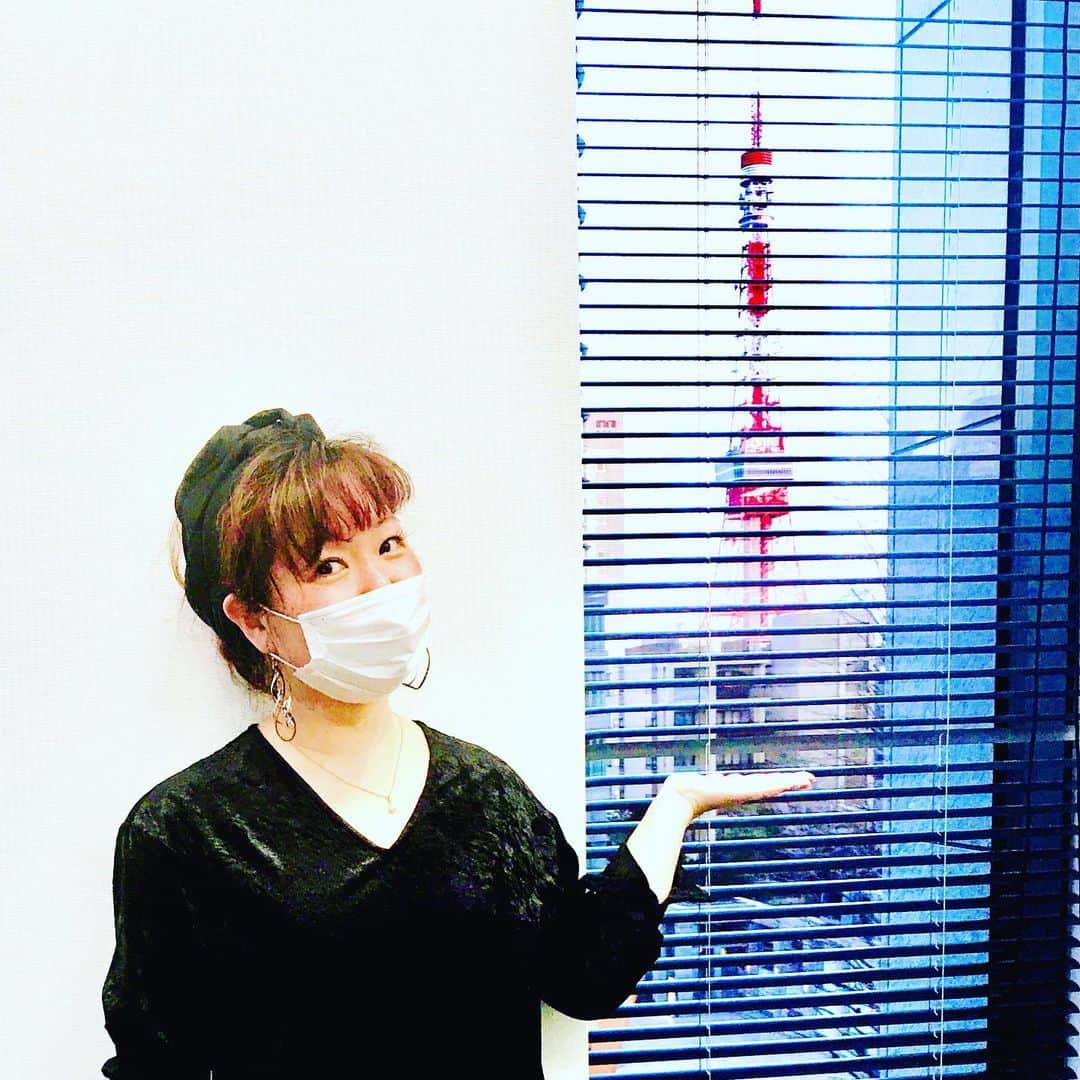 有坂美香のインスタグラム：「【#港区文化芸術フェスティバル 】 先週末は最後のオンラインレッスンでした！ 2枚目は勢い余ってかなぜかガッツポーズしてますが　ガッツポーズって気合い入って良いですね✨　  先週末まさにわたしにはガッツが必要でした😂  オンラインレッスン翌日の本番へ向けて、本番前後限りなく人との接触を避けるためと、鎌倉まで往復3時間の体力温存のため、1年半ぶり？くらいに　一人でホテル泊まりました😭✨  この　「ひとりで」　がポイントでした！  20代半ばからツアーや何らかで、一年の1/3はホテル暮らしだったけど、出産でそれも無くなり、去年からツアー自体も少なくなり。 だからホテルにひとりで泊まるのはなんだか懐かしいような不思議な感覚でした。  お陰様でゆっくり休めました！  #港区オンラインレッスン #港区ゴスペル  #有坂美香 #サンシャワーズ  #港区 #港区観光大使」