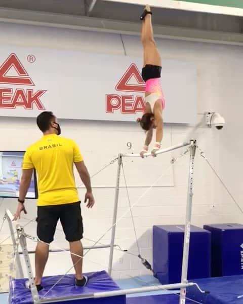 ジャジ・バルボサのインスタグラム：「💙💛💚 @cbginastica @timebrasil @timeflamengo #caixa #gymnastics #gymlife #chalkgirl」