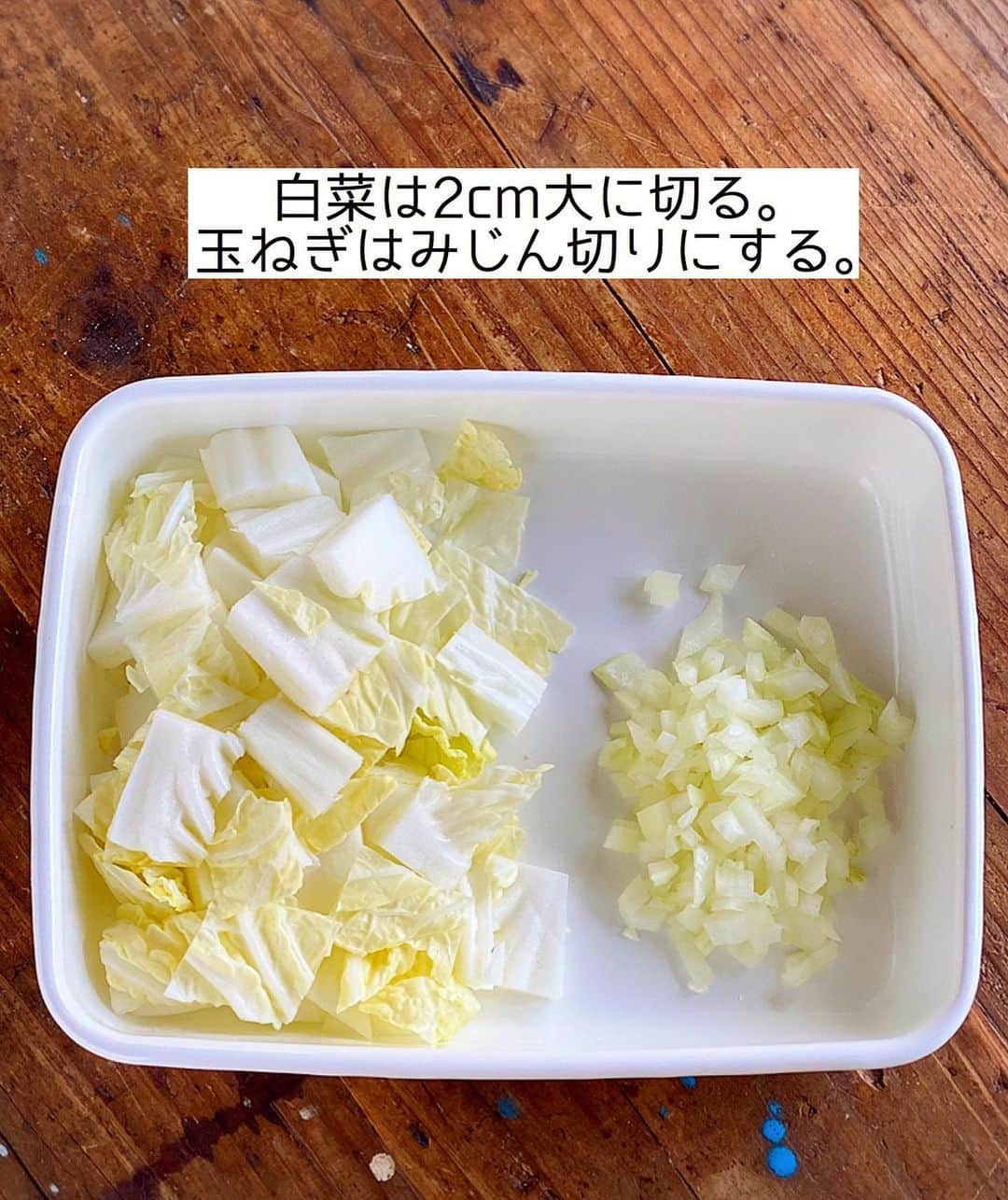 Mizuki【料理ブロガー・簡単レシピ】さんのインスタグラム写真 - (Mizuki【料理ブロガー・簡単レシピ】Instagram)「・﻿ 【#レシピ 】ーーーーーーーーーー﻿ 煮込み3分！白菜のドライカレー﻿ ーーーーーーーーーーーーーーーー﻿ ﻿ 　﻿ ﻿ おはようございます(*^^*)﻿ ﻿ 今日ご紹介させていただくのは﻿ \ 白菜のドライカレー /﻿ ﻿ スパイシーなカレーに﻿ 白菜の甘味が好相性♡﻿ 煮込み時間たった3分で﻿ 思い立ったらすぐに作れますよ♩﻿ ﻿ フライパンひとつでできるので﻿ お気軽にお試し下さいね(*´艸`)﻿ ﻿ ﻿ ﻿ ＿＿＿＿＿＿＿＿＿＿＿＿＿＿＿＿＿＿＿＿﻿ 【2人分】﻿ 合いびき肉...150g﻿ 白菜...150g﻿ 玉ねぎ...1/4個﻿ サラダ油...小1﻿ カレー粉...大1﻿ ●水...100ml﻿ ●ケチャップ...大2﻿ ●中濃ソース・みりん...各大1﻿ ●生姜チューブ...2cm﻿ ごはん...2人分﻿ ﻿ 1.白菜は2cm大に切る。玉ねぎはみじん切りにする。﻿ 2.フライパンにサラダ油を中火で熱してひき肉を炒める。色が変わったら1も加えて更に炒め、白菜がしんなりしたらカレーを加えて1分炒める。﻿ 3.●を加え、混ぜながら3分程炒め煮する。﻿ 4.器にごはんを盛り、3をかける。﻿ ￣￣￣￣￣￣￣￣￣￣￣￣￣￣￣￣￣￣￣￣﻿ ﻿ ﻿ ﻿ 《ポイント》﻿ ♦︎豚ひき肉や鶏ひき肉で作っても♩﻿ ♦︎中濃ソースがなければとんかつソースやウスターソースで代用してもOK♩﻿ ♦︎辛さはカレー粉の量で調節して下さい♩﻿ ﻿ ﻿ ﻿ ﻿ ﻿ ﻿ ﻿ ﻿ ⭐️発売中⭐️﻿ ＿＿＿＿＿＿＿＿＿＿＿＿＿＿＿＿＿＿﻿ ホケミレシピの決定版♩﻿ \はじめてでも失敗しない/﻿ 📙#ホットケーキミックスのお菓子 📙﻿ ﻿ NHKまる得マガジンテキスト☆﻿ ホットケーキミックスで﻿ 📗絶品おやつ&意外なランチ📗﻿ ﻿ しんどくない献立、考えました♩﻿ \15分でいただきます/﻿ 📕#Mizukiの2品献立 📕﻿ ﻿ 和食をもっとカジュアルに♩﻿ \毎日のごはんがラクになる/﻿ 📘#Mizukiの今どき和食 📘﻿ ﻿ 重版しました！﻿ ありがとうございます😭﻿ 📗ラクしておいしい！#1品晩ごはん 📗﻿ ﻿ 摂食障害から料理研究家になるまでを綴った﻿ はじめてのエッセイ本﻿ 📙#普通のおいしいをつくるひと 📙﻿ ￣￣￣￣￣￣￣￣￣￣￣￣￣￣￣￣￣￣￣﻿ ﻿ ﻿ ﻿ ﻿ ﻿ ＿＿＿＿＿＿＿＿＿＿＿＿＿＿＿＿＿＿﻿ レシピを作って下さった際や﻿ レシピ本についてのご投稿には﻿ タグ付け( @mizuki_31cafe )して﻿ お知らせいただけると嬉しいです😊💕﻿ ￣￣￣￣￣￣￣￣￣￣￣￣￣￣￣￣￣￣﻿ ﻿ ﻿ ﻿ ﻿ ﻿ #ドライカレー#白菜#ひき肉#カレー#Mizuki#簡単レシピ#時短レシピ#節約レシピ#料理#フーディーテーブル#おうちごはん#デリスタグラマー#料理好きな人と繋がりたい#おうちごはんlover#写真好きな人と繋がりたい#foodpic#cooking#recipe#lin_stagrammer#foodporn#yummy#f52grams#白菜のドライカレーm﻿ #my_eos_photo R5﻿」2月23日 8時07分 - mizuki_31cafe