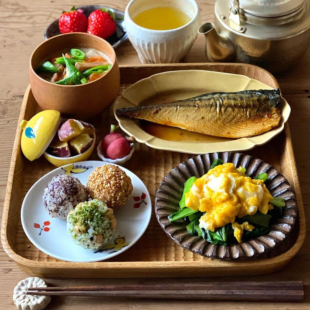 ひろσ(´～｀*)さんのインスタグラム写真 - (ひろσ(´～｀*)Instagram)「☆ 🍴鯖の煮付け 🍴小松菜のたまご炒め 🍴さつまいものくるみ味噌あえ 🍴おにぎり三種…青のり大豆、金ごま、ゆかり梅 🍴お味噌汁…スナップえんどう、にんじん、こんにゃく、大根、しめじ 🍴ラディッシュぬか漬け 🍴いちご ． ． いつかの朝ごはんで おはようございます😃 ． ． うちの人たちはさば好きですが 私はアレルギーなので いつも味見もしないのですが😂 触るのもなんだかなぁなので そのまま半身ごと煮付けに🤣 適当な割に美味しかったようです😆 ． ． 週末は20℃あったかと思えば 今日は11℃💦 病院にも行きづらい状況が続いてますが 疲れが溜まってたのか 次男は扁桃腺風邪に😞 みなさんもお気をつけて💕 ． ． ・・・・・・・・・・・・・・・ #常備菜#作り置き #つくりおき#フーディーテーブル#igersjp#朝ごはん#ごはん#おうちごはん#おうちカフェ #iegohanphoto#wp_deli_japan#器#器好き#うつわ#うつわ好き#タベリー#手作りごはん#マカロニメイト#あさごはん#朝ご飯#てづくりごはん365#まごわやさしい #まごわやさしいごはん #和食#和食ごはん #小澤基晴 #大井寛史 #おにぎり#おむすび」2月23日 8時08分 - hiro71111