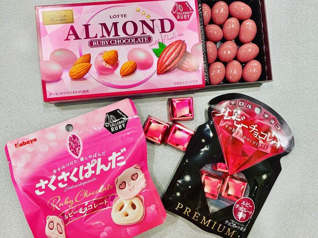 のインスタグラム：「今朝のラジオで紹介した ルビーチョコレート♫ 第4のチョコレートです🍫 高級チョコのイメージでしたが 最近は食べなれたチョコ菓子の ルビーチョコレートVer.が出てますょ〜♡ どれも美味しい〜！！  #さんさんラジオ #rkkラジオ #ルビーチョコレート  #第4のチョコレート #ちょっとぜいたく  #さんじのおやつに #ピンクで可愛い #よしこのおすすめ」