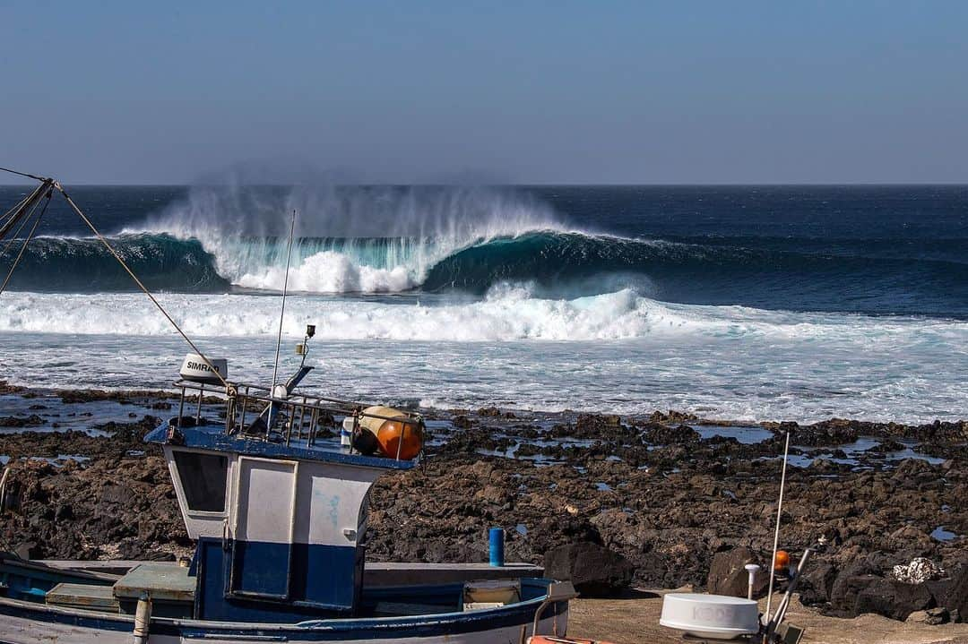 surflineさんのインスタグラム写真 - (surflineInstagram)「It’s true: Europe and Morocco went off last week, with all manner of heaving reefbreak tubes in the Canaries, running pointbreak walls in Morocco, offshore overhead beachbreak in the UK, more heaving reefbreak tubes in Portugal, rivermouth tubes at Mundaka…and the swell blitz continues in the North Atlantic. Hit the link in bio for the full #swellstory. (And check the forecast for what’s in store.)」2月23日 8時10分 - surfline