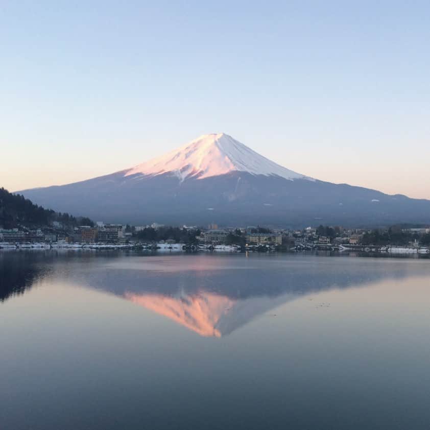 Depth_TECHNOLOGYのインスタグラム：「祝日の今日、2月23日は「富士山の日」でもあるそうです。  ふ(2)じ(2)さん(3)の語呂合わせと、この時期富士山がキレイに見えることから「山の展望と地図のフォーラム」が 2 月 23 日に記念日を制定したのが最初だそうです。   東京都内からでも天気のいい日には、遠く遥かに富士山が見えることがありますよね。密にならない郊外の散歩は在宅勤務や自粛の運動不足の解消にも有効です。  天気のよい日には富士山を探して近所を歩いてみてはいかがでしょう？まさかこんなところから？というポイントを発見できるかも？しれません。」