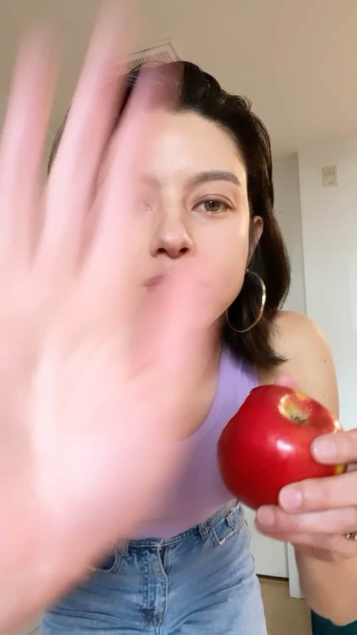 ジェシカのインスタグラム：「nobody:   me: 🍎」