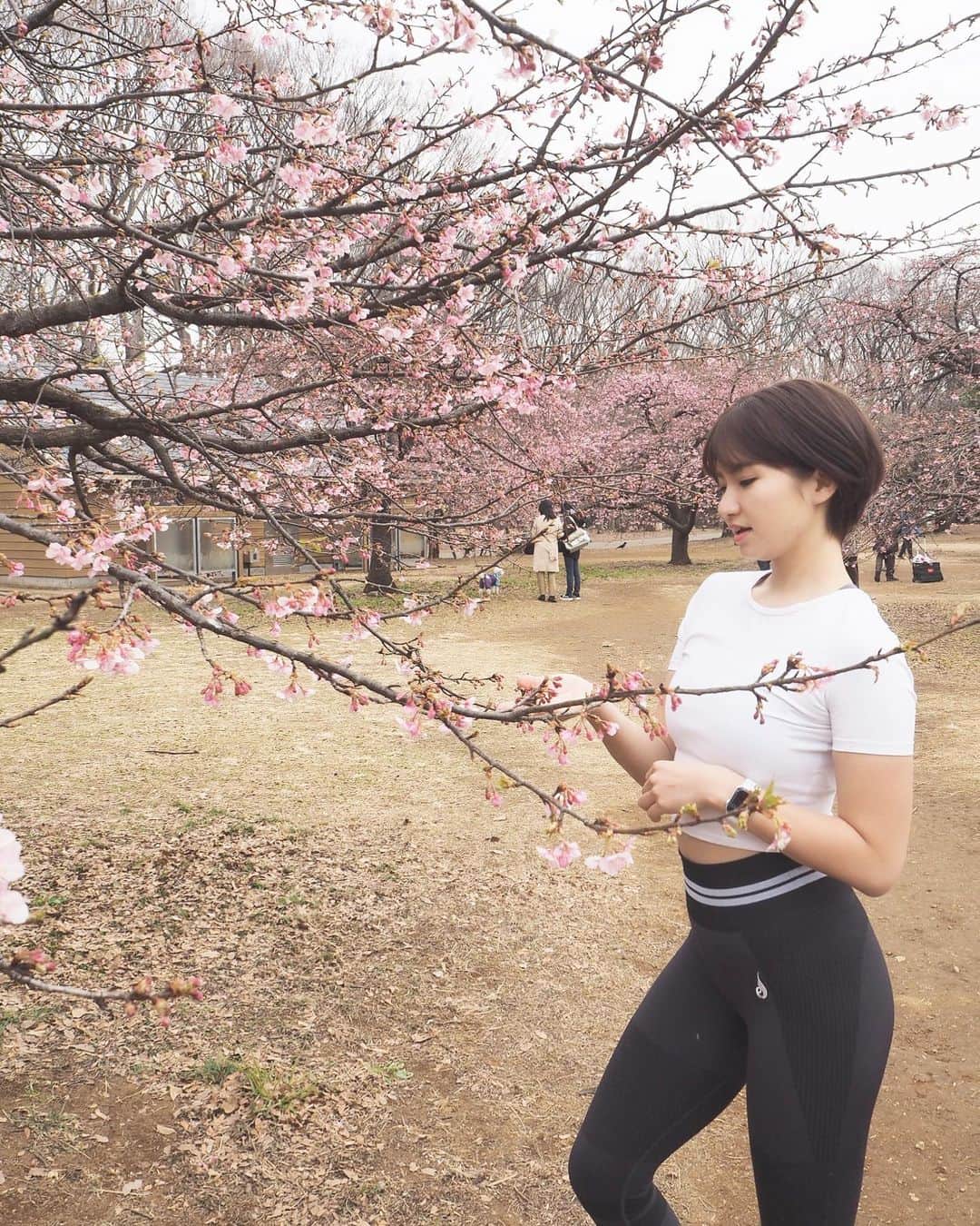 ほなみのインスタグラム：「. 私は心も身体も健康に、 〝頑張りすぎなくていいんだよ〜！〟 〝もっと生きやすくなるよ〜！〟って 皆さんに伝えているけど… それが響いてる人って 日々頑張っている人だと思うんだよね☺️ . 甘えてる人に 〝甘えていいよ〟は響かないと思う☺︎ . 私は頑張っている人の肩の力がふ〜と抜けたり また頑張ろう！と思える場所になりたいな🌿 . いつも頑張って生きてるみんな 大好きだよ〜♡パワーをありがとう☺️」