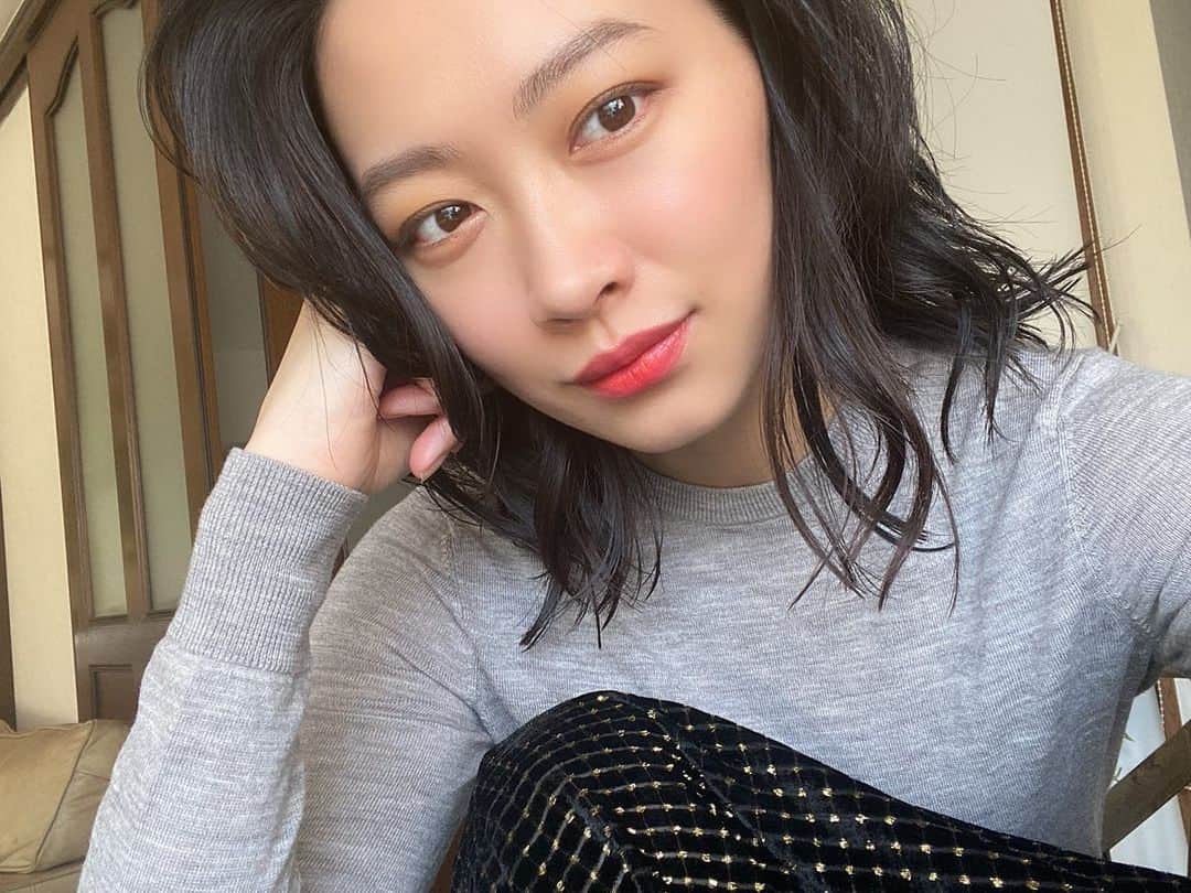 多嶋沙弥さんのインスタグラム写真 - (多嶋沙弥Instagram)「おはようざいます、花粉症です🌞 . 目がしょぼしょぼなので明るめのリップで顔を調整し、 マスクをつけると意味のない日々…😇 皆さん、どんな花粉症対策してますか🤧 . 私はギリギリアレルギー薬を飲まずに生きていますが、 そろそろ諦めてクリニックに行こうかな😅 . 今日も頑張りましょう、 家事とか、花粉とか😂🌸 . #ママモデル#男の子ママ#はながずるずる」2月23日 8時20分 - saya_tajima