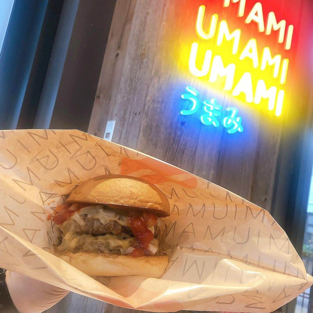 umamiburgerjpnのインスタグラム：「. . ウマミバーガーでは最近ダブルパテ(お肉2枚) でご注文される方が増えてきましたが、 有明店限定の“スローバック”は 最初からパテが2枚のハンバーガーなんです🍔🤍 . ボリューム満点ですが女性の方にも大人気！！ たっぷりのホワイトチェダーチーズと シャキシャキのオニオン、ピクルスが入っています🧀🧅🥒 . 有明店にご来店された際には是非 スローバックバーガーを召し上がってみてください🌼🌈 . #umamiburger  #umamiburgerjpn  #ウマミバーガー #ウマミバーガー有明ガーデン店  #限定バーガー」